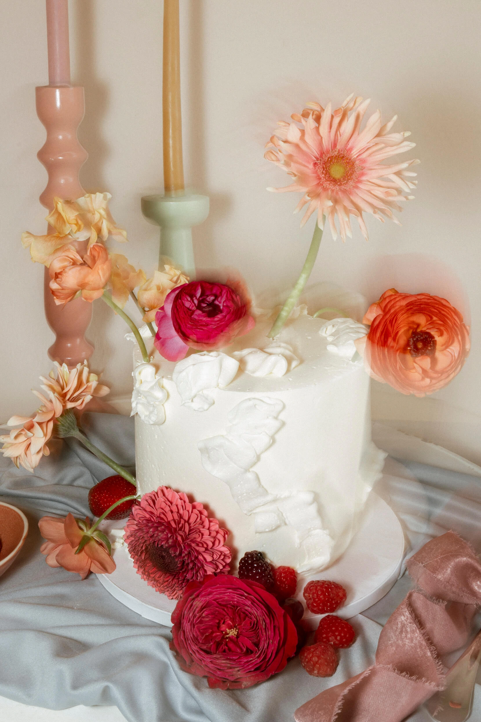 Mann im schwarzen Hemd unter blauem Himmel